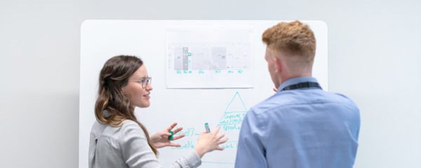 formatrice et son apprenant lors d'un bootcamp de Data Engineer