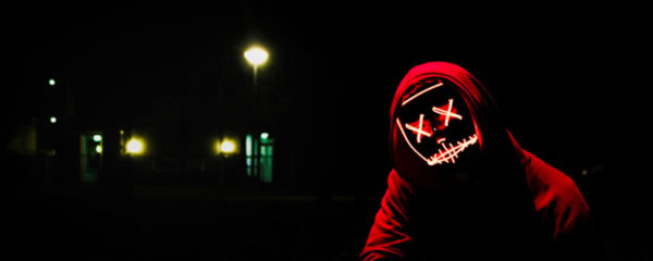 Pirate "black hat" avec masque dans la nuit