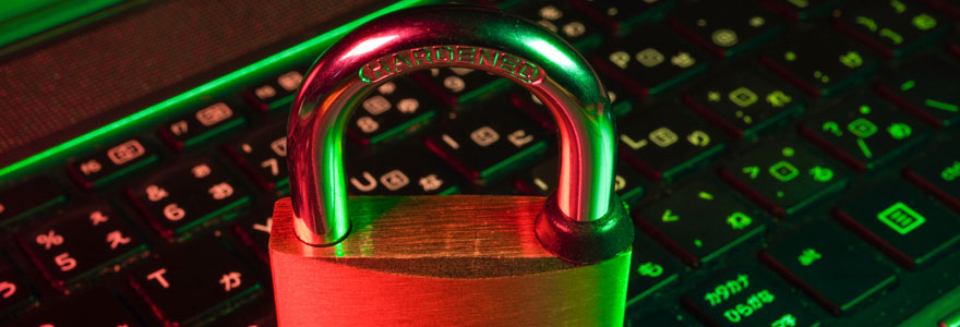 Cadenas sur ordinateur de CyberUniversity